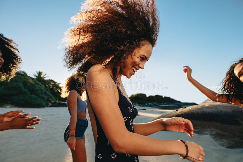 Mädchen, die auf dem Strand partying sind stockbilder Mädchen, die auf dem Strand partying sind stockbilder