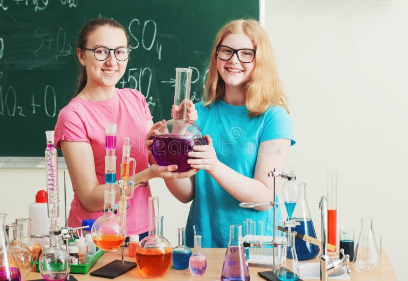 Mädchen, die chemische Experimente tun stockfoto Mädchen, die chemische Experimente tun stockfoto