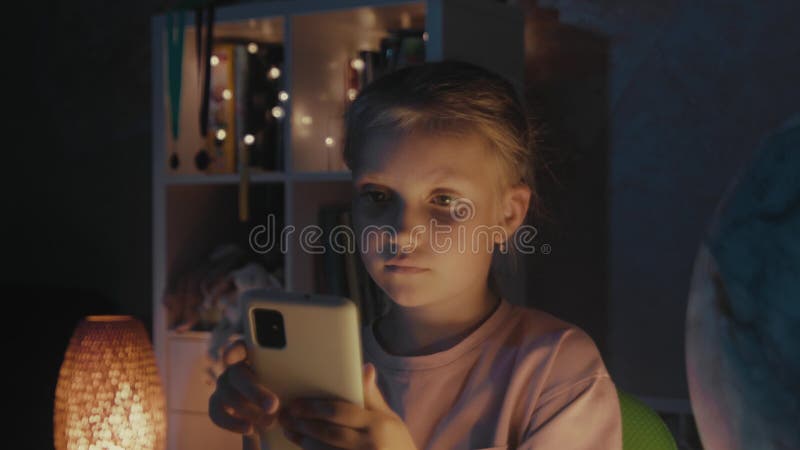 Mädchen, die nachts am Smartphone surfen