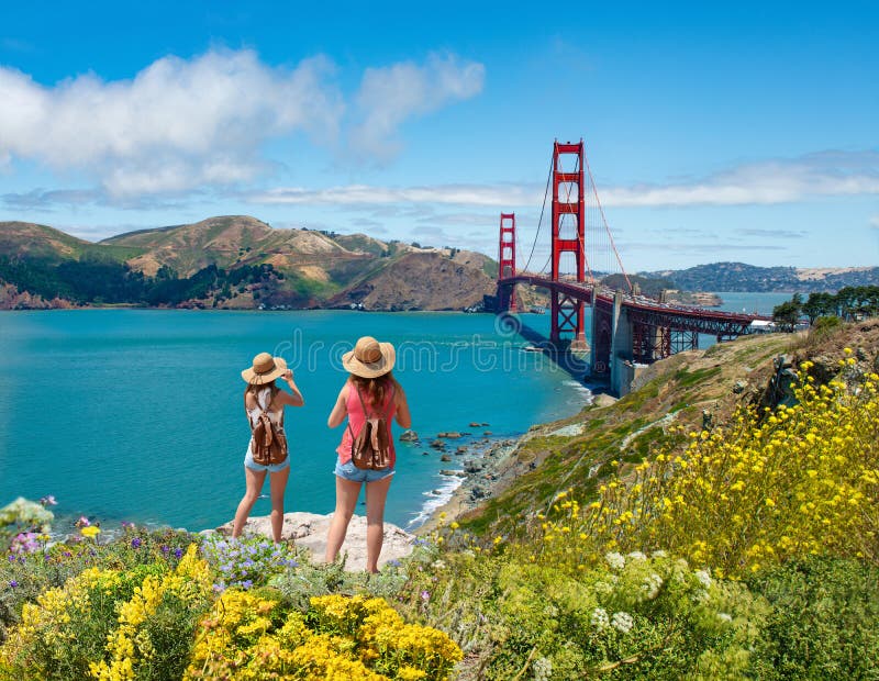 Mädchen, die schöne Ansicht von Golden gate bridge betrachten stockbild Mädchen, die schöne Ansicht von Golden gate bridge betrachten stockbild