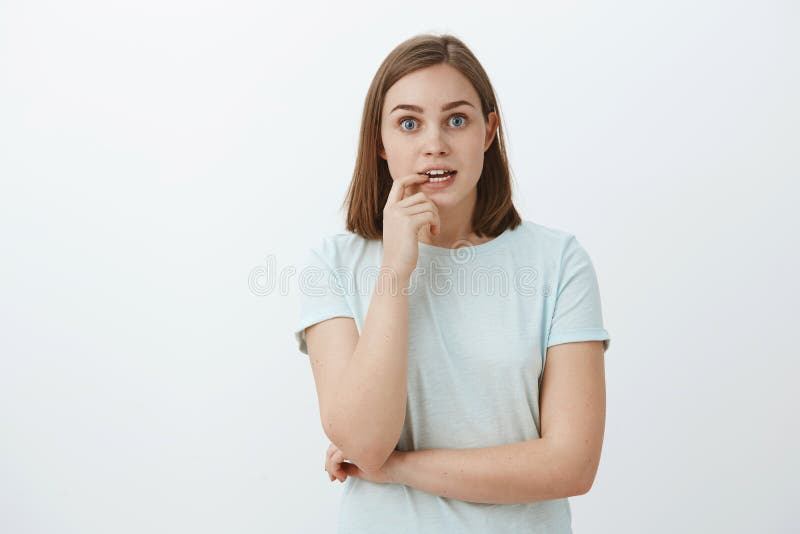 Mädchen eifrig, das Ende der Geschichte zu kennen sterbend an Aufregung und Interesse Porträt von neugierigem enthusiastischem un lizenzfreie stockfotografie Mädchen eifrig, das Ende der Geschichte zu kennen sterbend an Aufregung und Interesse Porträt von neugierigem enthusiastischem un lizenzfreie stockfotografie