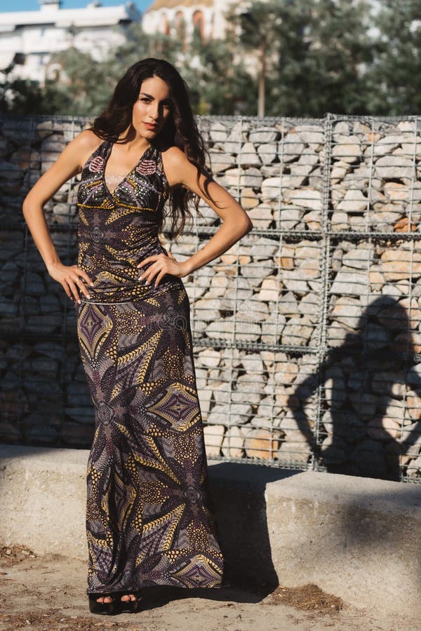 Mädchen in einem Kleid, das in der Bewegung in einem Straßenhintergrund darstellt lizenzfreies stockbild