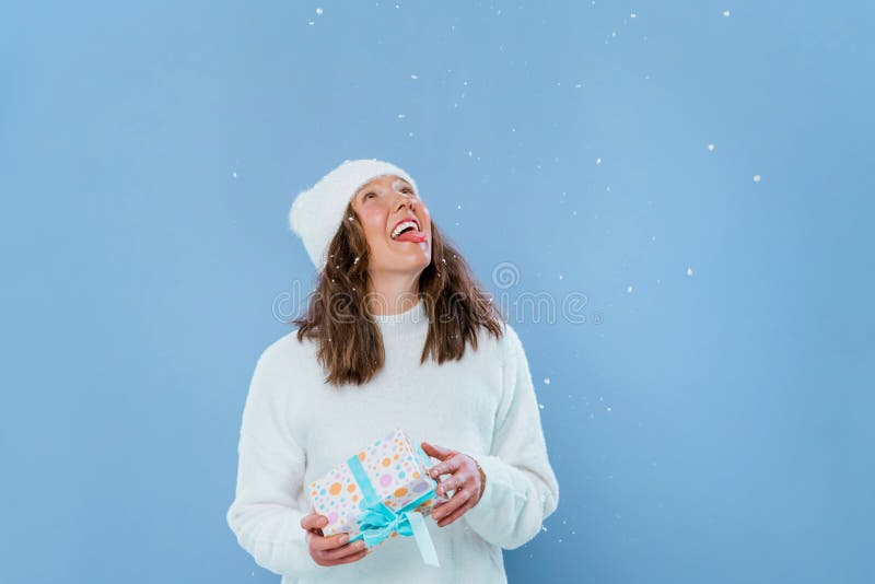 Mädchen fängt Schneeflocken auf der Zunge über isoliertem blauen Hintergrund Mädchen mit einem schön verpackten blauen Bandgesche stockbild Mädchen fängt Schneeflocken auf der Zunge über isoliertem blauen Hintergrund Mädchen mit einem schön verpackten blauen Bandgesche stockbild