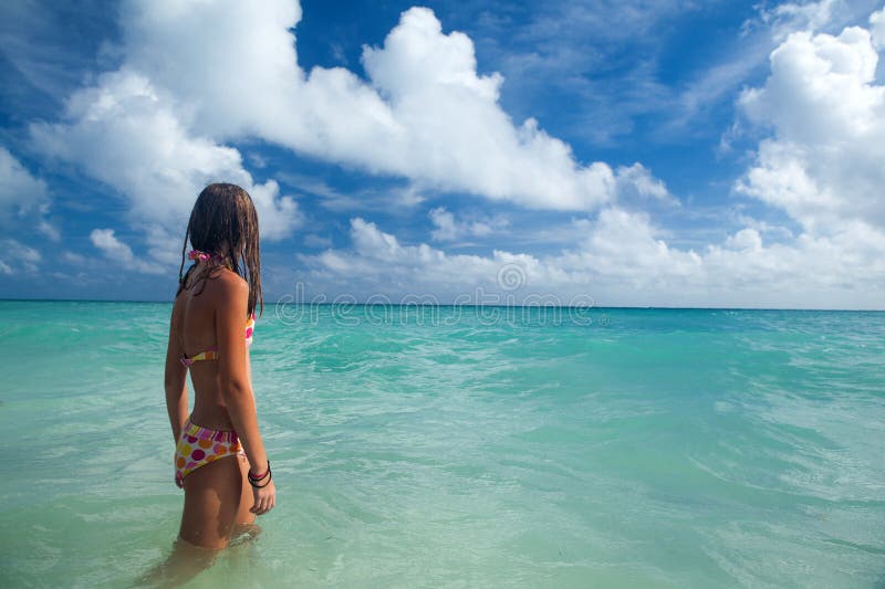Mädchen genießt Sommertag am tropischen Strand
