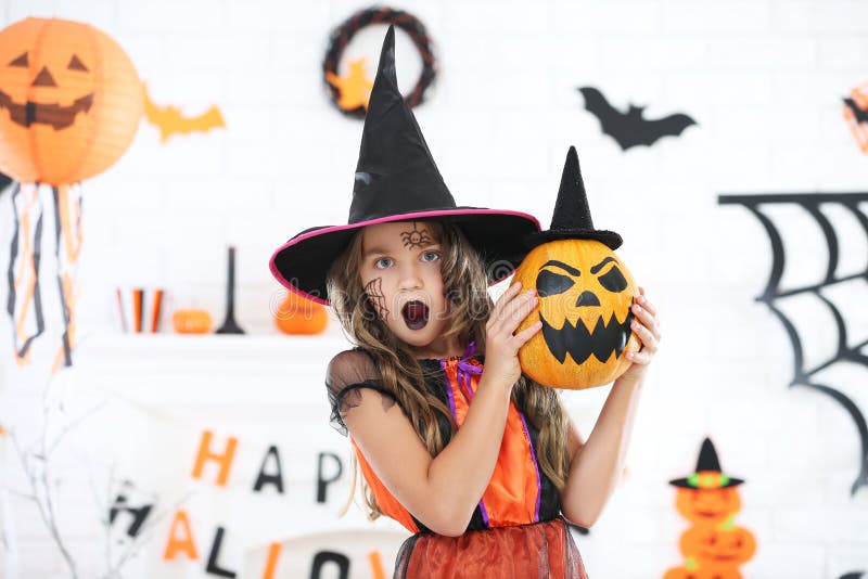 Mädchen in halloween-Kostüm lizenzfreie stockfotografie