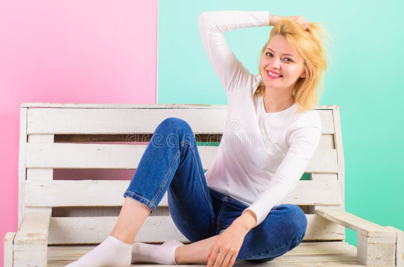 Mädchen herrlich sogar in der einfachen Artbehandlung Einfache Schönheit Sie ist einfach herrlich Schönes Lächeln der jungen Frau lizenzfreie stockbilder Mädchen herrlich sogar in der einfachen Artbehandlung Einfache Schönheit Sie ist einfach herrlich Schönes Lächeln der jungen Frau lizenzfreie stockbilder