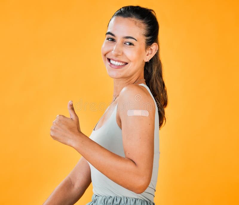 Mädchen hält sich auf und bindet für Impfstudio Portrait und Lächeln für Wahl mit weißem Hintergrund. Frau glücklich und lizenzfreies stockbild