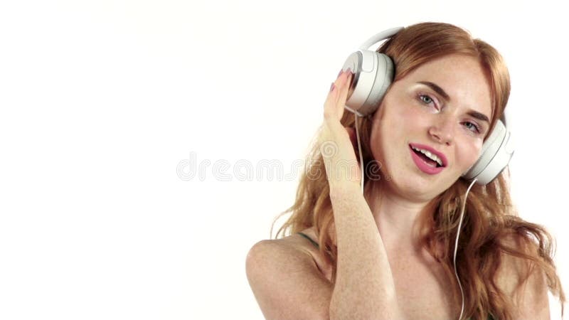 Mädchen hört ihre Lieblingsmusik durch Kopfhörer Weißer Hintergrund Langsame Bewegung
