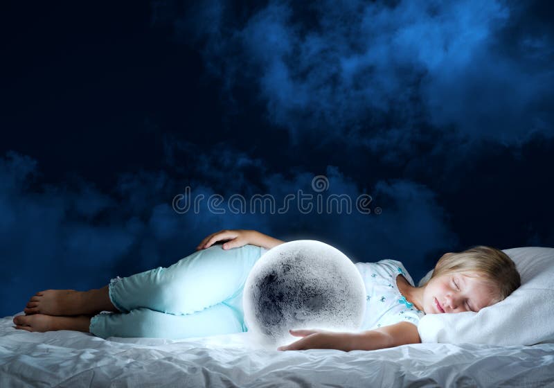 Mädchen in ihrem Bett und auf dem Mond stockfotos