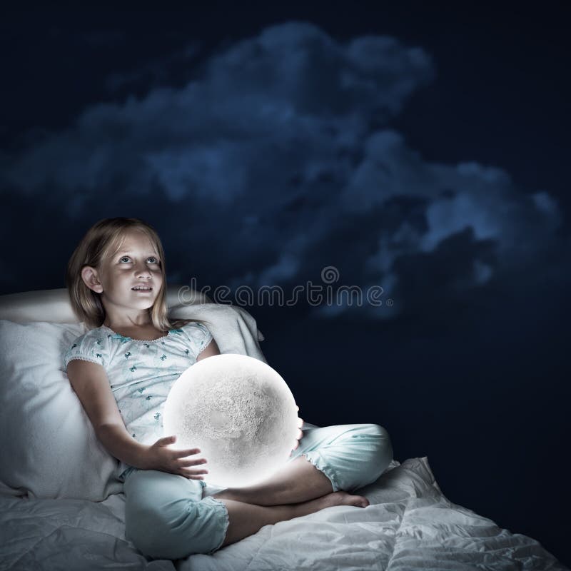 Mädchen in ihrem Bett und auf dem Mond stockfoto