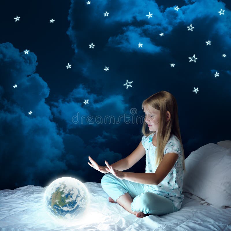 Mädchen in ihrem Bett und glühenden Globus stockfotos