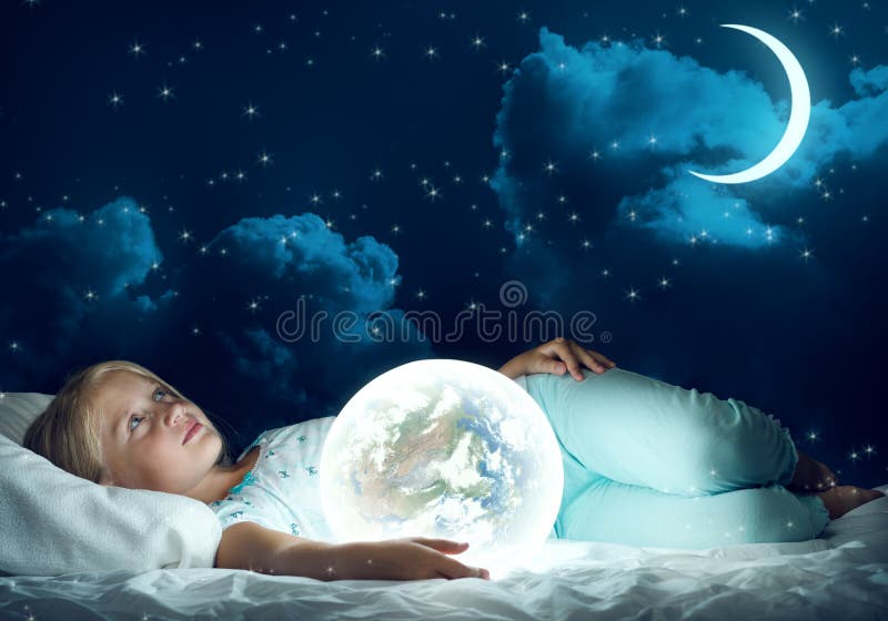 Mädchen in ihrem Bett und leuchtender Globus stockfotos