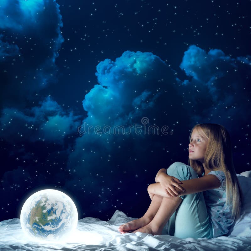 Mädchen in ihrem Bett und leuchtender Globus stockbilder