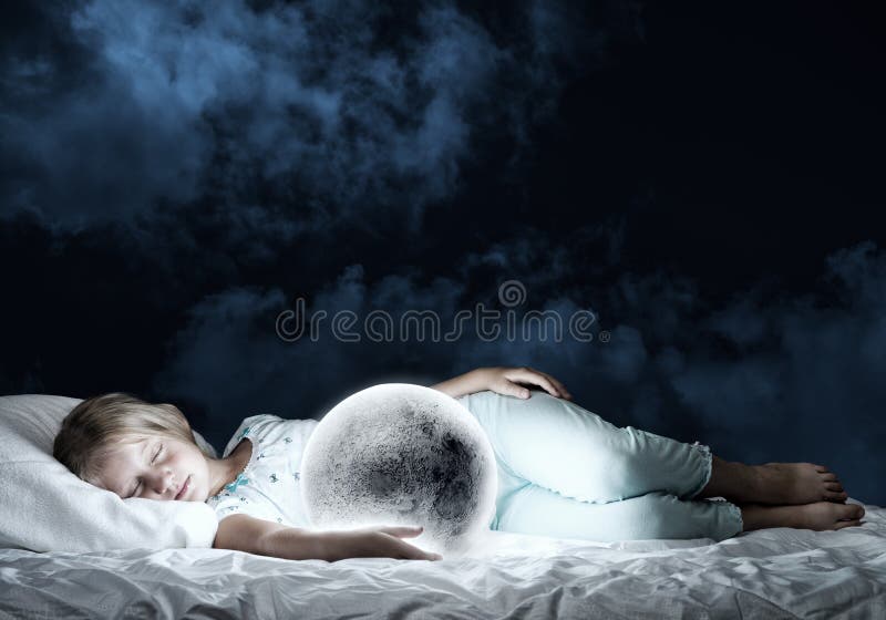 Mädchen in ihrem Bett und Mond Planet stockfotos