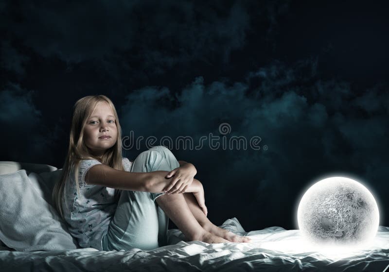 Mädchen in ihrem Bett und Mond Planet stockfotos