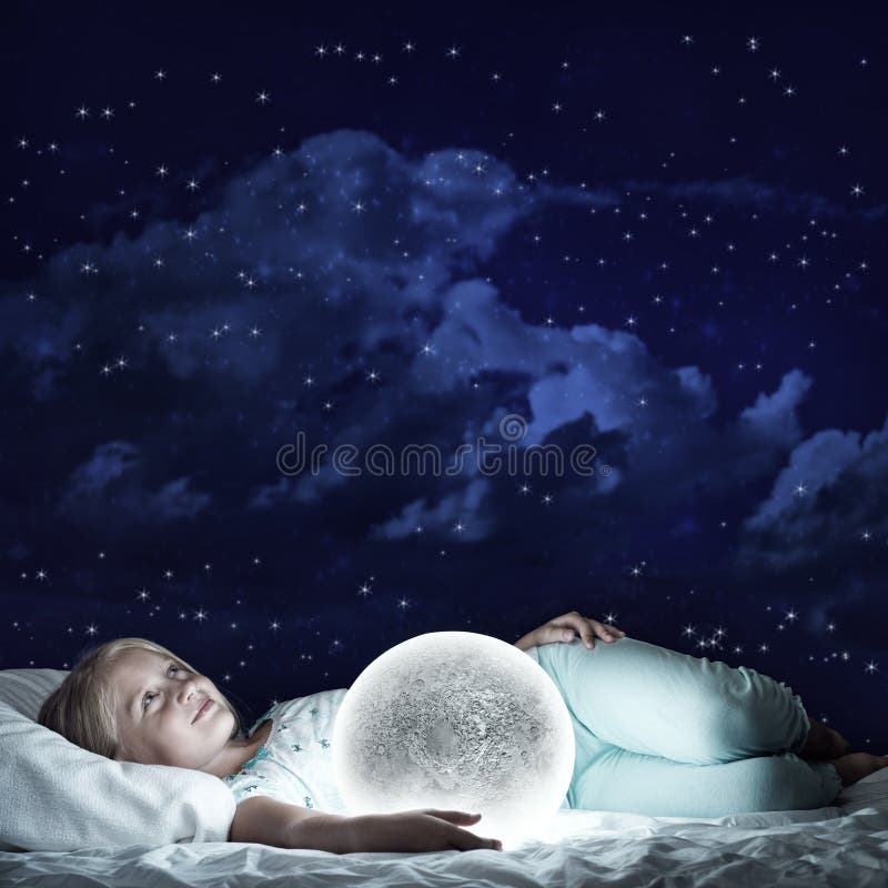 Mädchen in ihrem Bett- und Mondplaneten lizenzfreie stockfotos