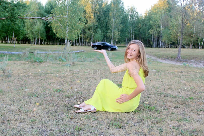M?dchen im gelben Kleid auf dem Gebiet stockbild M?dchen im gelben Kleid auf dem Gebiet stockbild