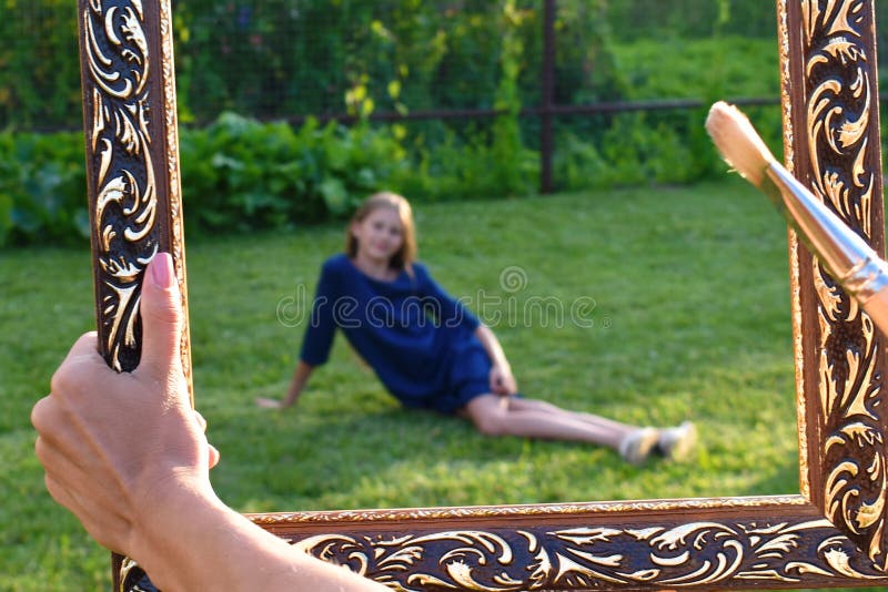 Mädchen im Kunstrahmen draußen Kleines M?dchen auf gr?nem Gras lizenzfreie stockfotografie Mädchen im Kunstrahmen draußen Kleines M?dchen auf gr?nem Gras lizenzfreie stockfotografie