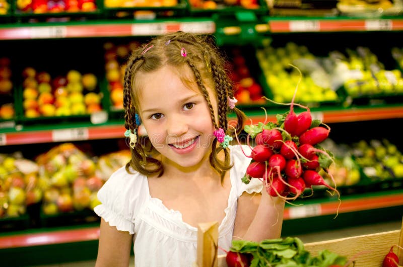 Mädchen im Supermarkt lizenzfreie stockfotografie Mädchen im Supermarkt lizenzfreie stockfotografie
