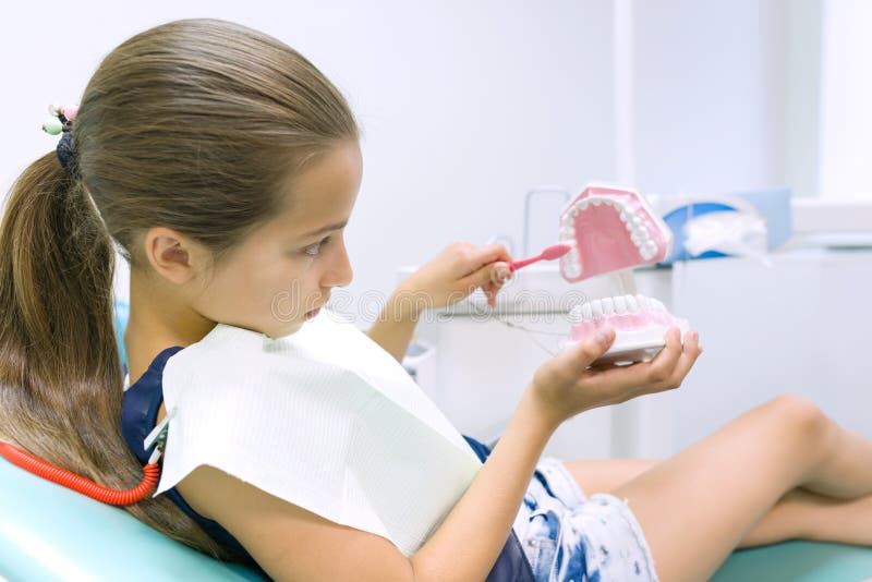 Mädchen 10 Jahre alt im zahnmedizinischen Stuhl, mit Zahnbürste Medizin-, Zahnheilkunde-und Gesundheitswesen-Konzept lizenzfreie stockfotografie Mädchen 10 Jahre alt im zahnmedizinischen Stuhl, mit Zahnbürste Medizin-, Zahnheilkunde-und Gesundheitswesen-Konzept lizenzfreie stockfotografie