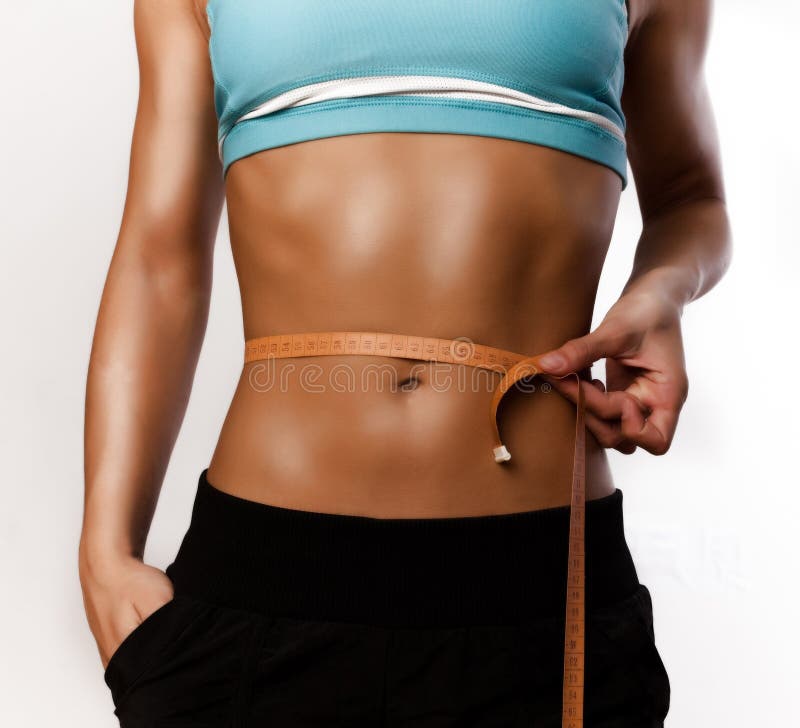 Mädchen misst ihren muskulösen Bauch lizenzfreie stockbilder Mädchen misst ihren muskulösen Bauch lizenzfreie stockbilder