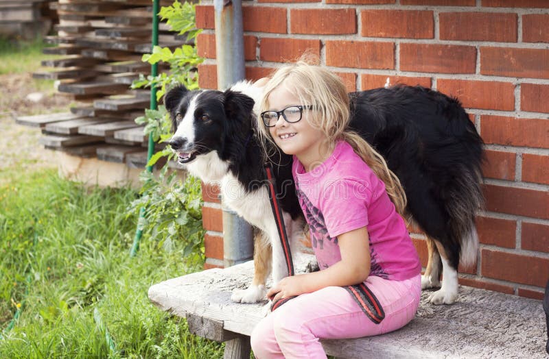 Mädchen mit Border collie-Hund auf Bauernhof lizenzfreie stockfotos Mädchen mit Border collie-Hund auf Bauernhof lizenzfreie stockfotos