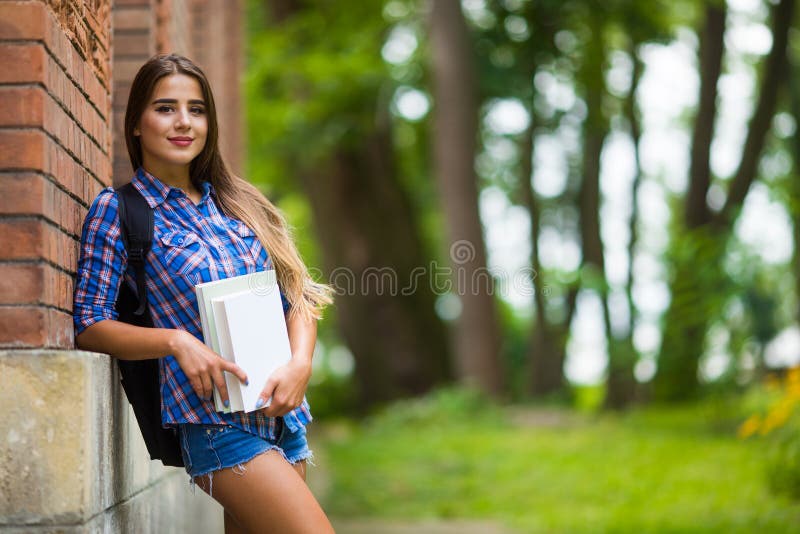 Mädchen mit Buch in der Universität lizenzfreie stockfotos Mädchen mit Buch in der Universität lizenzfreie stockfotos