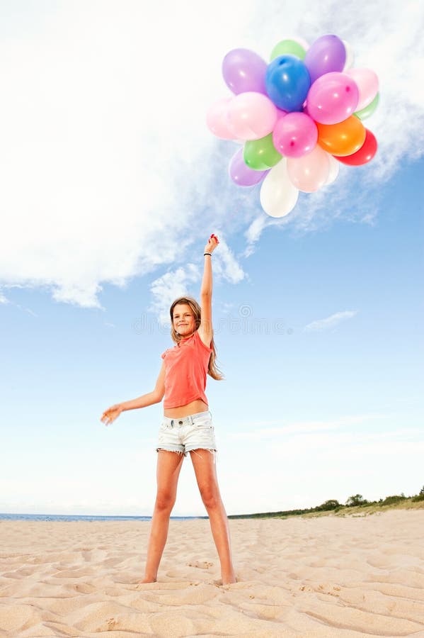 Mädchen mit bunten Ballonen stockfoto Mädchen mit bunten Ballonen stockfoto