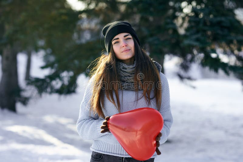 Mädchen mit einem Ballon in Form eines Herzens in den Händen Valentinsgruß `s Tag lizenzfreies stockfoto Mädchen mit einem Ballon in Form eines Herzens in den Händen Valentinsgruß `s Tag lizenzfreies stockfoto