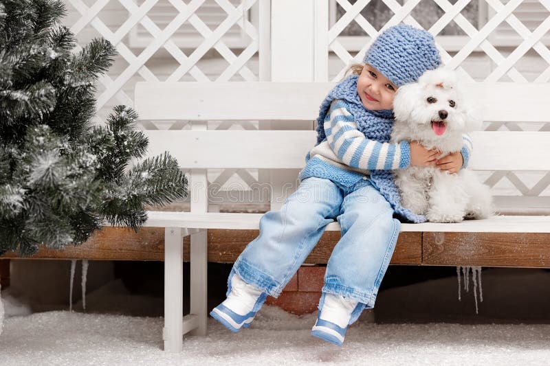 Mädchen mit einem Hund auf einer Bank außerhalb des Hauses lizenzfreies stockbild Mädchen mit einem Hund auf einer Bank außerhalb des Hauses lizenzfreies stockbild