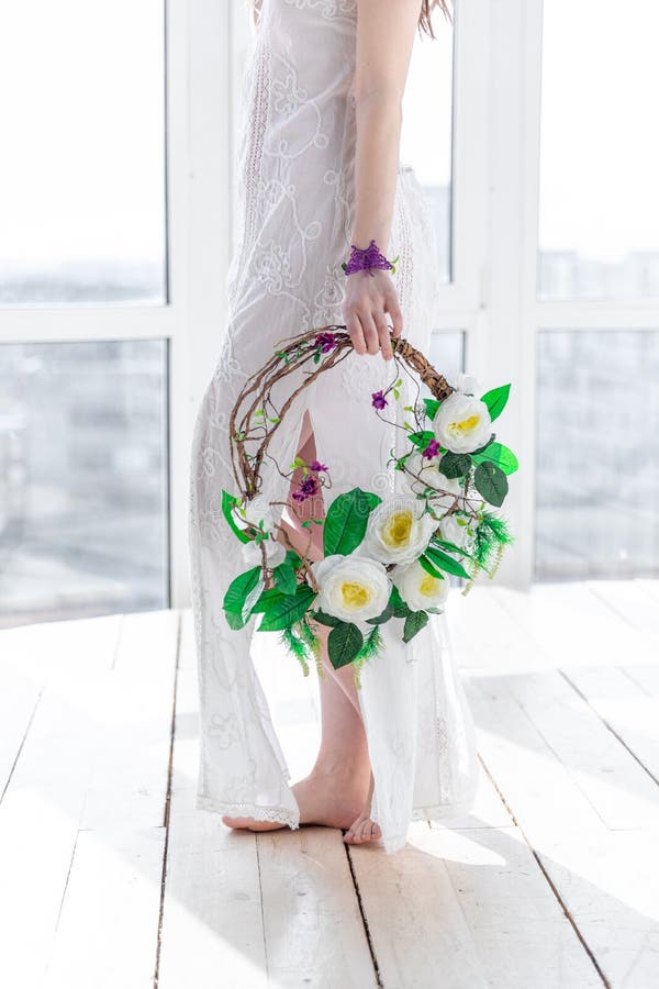 Mädchen mit einem Kranz von Blumen im hohen Schlüssel lizenzfreie stockfotos Mädchen mit einem Kranz von Blumen im hohen Schlüssel lizenzfreie stockfotos