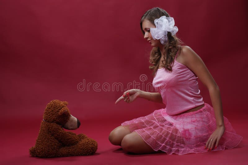 Mädchen mit einem Spielzeug stockfotos