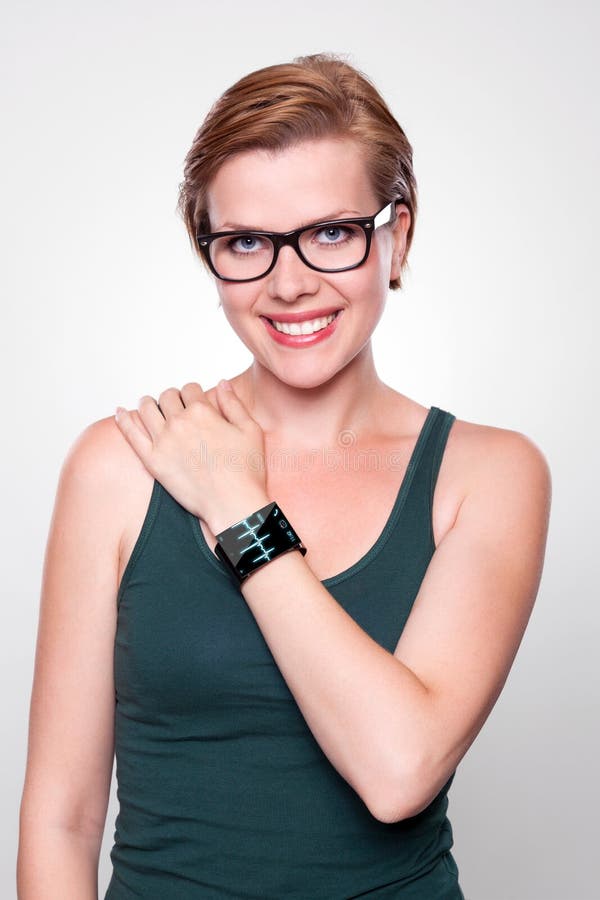 Mädchen mit einer modernes Internet-intelligenten Uhr auf grauem Hintergrund stockbild Mädchen mit einer modernes Internet-intelligenten Uhr auf grauem Hintergrund stockbild