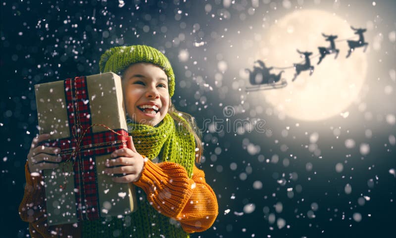 Mädchen mit Geschenk am Weihnachten stockfotografie Mädchen mit Geschenk am Weihnachten stockfotografie