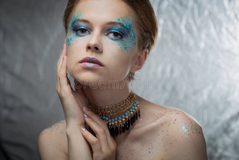 Mädchen mit hellem Modemake-up stockfotografie Mädchen mit hellem Modemake-up stockfotografie