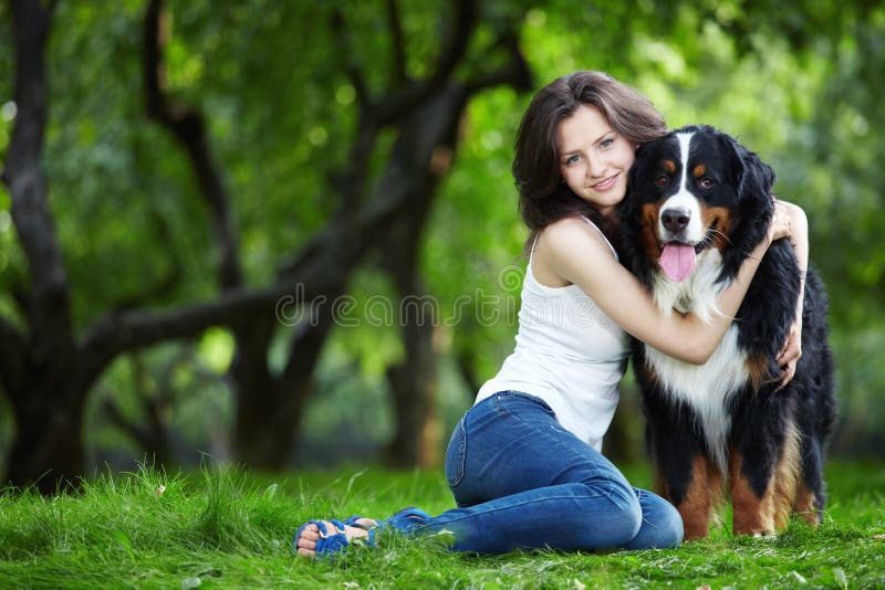 Mädchen mit Hund lizenzfreie stockfotos Mädchen mit Hund lizenzfreie stockfotos
