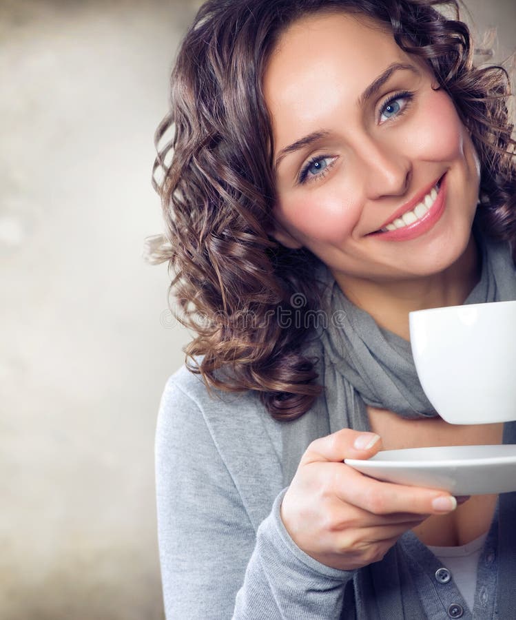 Mädchen mit Kaffee oder Tee lizenzfreie stockfotografie