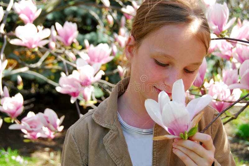 Mädchen mit Magnolie lizenzfreies stockfoto Mädchen mit Magnolie lizenzfreies stockfoto