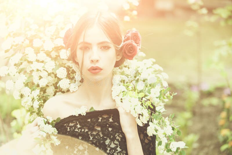 Mädchen mit modernem spanischem Make-up, stieg Blume im Haar stockfotografie Mädchen mit modernem spanischem Make-up, stieg Blume im Haar stockfotografie