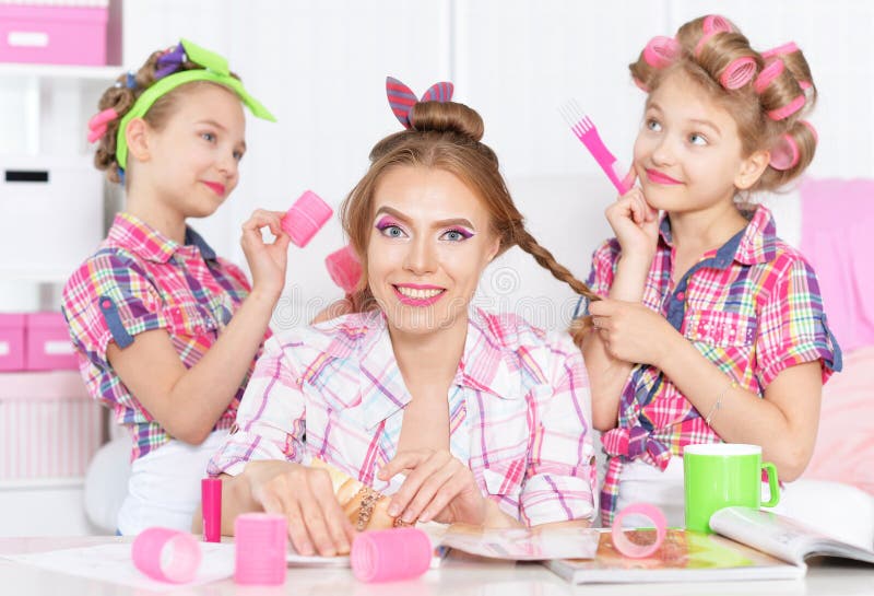 Mädchen mit Mutter in den Haarlockenwicklern stockbilder Mädchen mit Mutter in den Haarlockenwicklern stockbilder