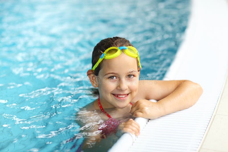 Mädchen mit Schutzbrillen im Swimmingpool lizenzfreies stockbild
