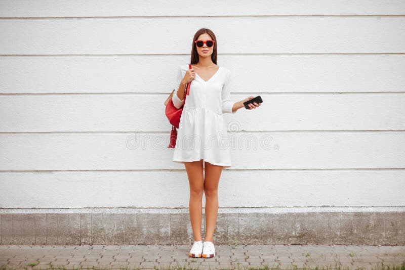 Mädchen mit Smartphone auf Straße lizenzfreie stockfotos Mädchen mit Smartphone auf Straße lizenzfreie stockfotos