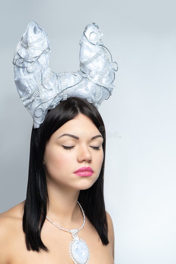 Mädchen mit weißen Hörnern lizenzfreie stockbilder Mädchen mit weißen Hörnern lizenzfreie stockbilder