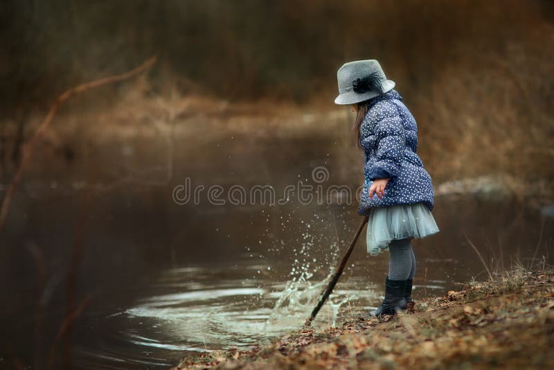 Mädchen nahe Fluss stockbild Mädchen nahe Fluss stockbild