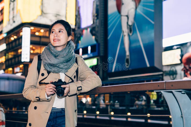 Mädchen, nahe gelegen den Kanal im dotonbori stehend stockfoto Mädchen, nahe gelegen den Kanal im dotonbori stehend stockfoto