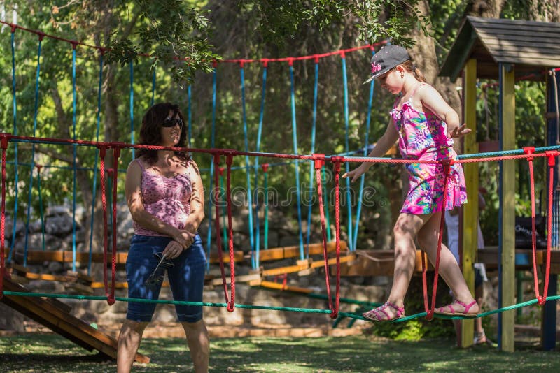 Mädchen nimmt an Gymnastik auf dem Spielplatz teil stockbild Mädchen nimmt an Gymnastik auf dem Spielplatz teil stockbild