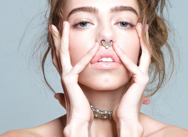 Mädchen oder schöne Frau jung niedlich sexy Mode Modell mit lockigen Haar Nasenring und Halskette. stockbild