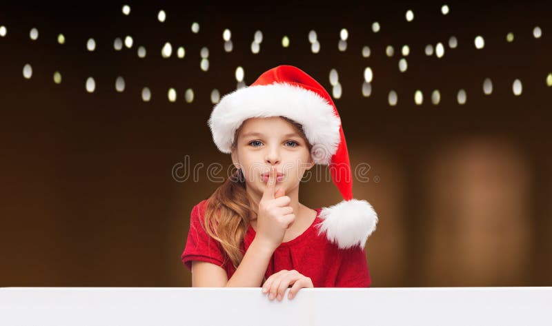 Mädchen in Sankt-Hut mit dem Brett, das Stillegeste macht lizenzfreie stockfotos Mädchen in Sankt-Hut mit dem Brett, das Stillegeste macht lizenzfreie stockfotos