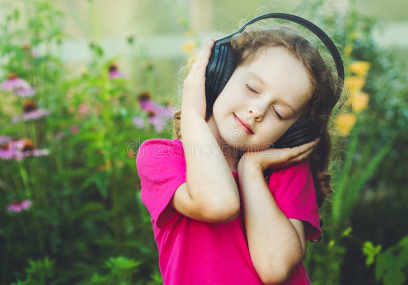 Mädchen schloss ihre Augen und hört Musik auf Kopfhörern Instagra