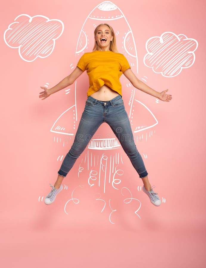 Mädchen springt auf rosa Untergrund, bereit wie eine Rakete zu fliegen Konzept von Freiheit, Energie und Vitalität stockbilder Mädchen springt auf rosa Untergrund, bereit wie eine Rakete zu fliegen Konzept von Freiheit, Energie und Vitalität stockbilder